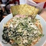 らーめん 尾又家 - 九条青ネギ(１５０円分)は結構な量。左下に見えるは茹でたほうれん草(も多め)。粉チーズ(１００円)は別皿かと思えば、振りかけられて出て来ました。他チャーシュー１枚、しっかりとした海苔３枚。