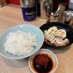 らーめん 尾又家 - 右上のまかないの頭(１５０円)には切れ端チャーシューと味玉１個分、九条青ネギが胡麻油とマヨネーズで。サービスのライスに載せ頂きます。