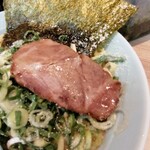 らーめん 尾又家 - 大きくはないチャーシューは口の中でほろっと崩れるもの。