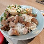 らーめん 尾又家 - まかないの頭(１５０円)をサービスのライスに載せた画。