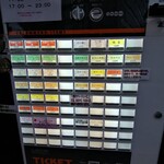 らーめん 尾又家 - 券売機は表に。