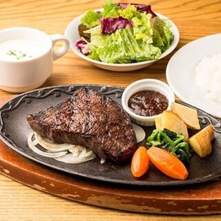 ランチはステーキ、ハンバーグ、9種野菜のサラダバー食べ放題