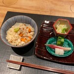 おおたに - 鯛と銀杏の炊き込み御飯 九条ねぎと若芽の赤出汁