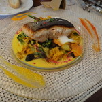 ビストロ ダイア - 皮目をパリッとした小樽の鮭、あさりのサフランソースと季節の野菜