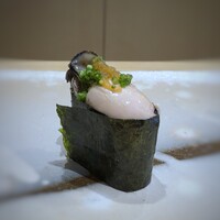 鮨 藤よし - 煮牡蠣・・牡蠣は半身。牡蠣をお鮨で頂くことが少ないので、新鮮ですし美味しい。