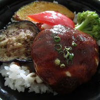 ステーキハウス ZEN 三宮店 - 「神戸牛と黒毛和牛のハンバーグ丼」 980円(税込)