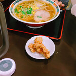 Chuuka Hanten Wasuke - 醤油ラーメン。基本のラーメンにはコーンが乗ってる
                        醤油、塩、味噌、コーン乗せ