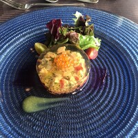 ル・トリアノン - 前菜、酸味が効いたゼリーでした。華やかなお皿で見た目よし。 ル・トリアノン - 前菜、酸味が効いたゼリーでした。華やかなお皿で見た目よし。