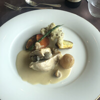 ル・トリアノン - メインは若鶏の胸肉、クリームソース。お肉は少しパサついてました。60点くらい。 ル・トリアノン - メインは若鶏の胸肉、クリームソース。お肉は少しパサついてました。60点くらい。