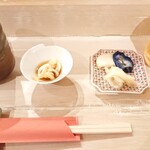 Sushi Ikkyuu - ニタと漬物：キレイな真っ白なイカ。柔らかくて、弾力。煮汁にマッチングした味わいは感動モノ。清らかという表現が良いのか、美味しく使った香の物もなかなかのモノ。