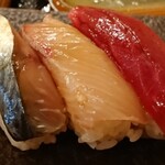Sushi Ikkyuu - さば・かんぱち・マグロ：鯖はこれもバッチリな〆具合。臭みもなく、心地よい酸味が連続するネタの箸休め的な味わい。かんぱちの食感や脂も醤油とのシナジーがあり、甘みを感じる。マグロはウチではこれをトロと呼ぶ(笑)ぐらい旨い＾＾