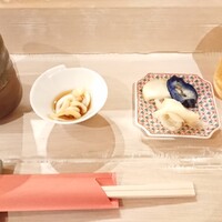 鮨 逸喜優 - ニタと漬物：キレイな真っ白なイカ。柔らかくて、弾力。煮汁にマッチングした味わいは感動モノ。清らかという表現が良いのか、美味しく使った香の物もなかなかのモノ。