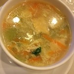 アジアン食堂 蓮華堂 - 海鮮丼のセットのスープ