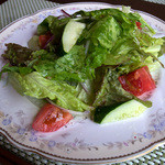 最初に出てきたサラダ。糸島野菜がてんこ盛り。野菜が甘いんですよねぇ。特にトマトが！