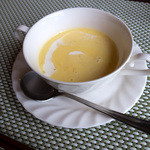 カボチャのスープにはご飯がトッピングされていて「よく噛んで飲んでください」って説明でした。優しいお味。