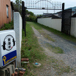 海猫軒 - 路地沿いに立て看板と門が見えたら入口です。レストランはこの奥に。