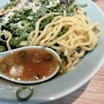 らーめん 尾又家 - 醤油色のとろみのあるスープ。