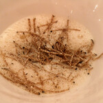 ラ・トゥーエル - 鶏コンソメのグラニテ、トリュフのせ