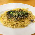 鎌倉パスタ - 高菜と鶏肉のピリ辛パスタ（￥1090＋大盛￥330）。大盛はパスタ・ソースとも「通常の2倍」、堂々のボリューム