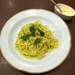 鎌倉パスタ - ジェノベーゼ（サラダセット￥1307）。チーズ（ペコリーノかな？）が別皿で添えられる