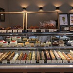 マテリエル - ケーキショーケース全景