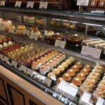 マテリエル - ケーキショーケース全景