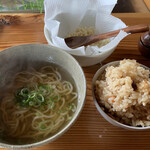 うどんカフェ.かわばた - かけうどん(200円)とセットの炊き込みごはん(100円)