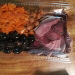 洋惣菜 亀洋 - 肉盛りと、丸オリーブのタプナード、キャロットラペ