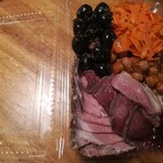 洋惣菜 亀洋 - 肉盛りとキャロットラペ、丸オリーブのタプナード