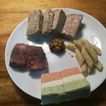 洋惣菜 亀洋 - ちょっと盛り付けてみました~赤っぽいのが新作✨✨蝦夷鹿と鹿レバーのパテ