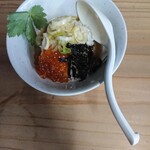 王者-23 - いくらご飯に秋鮭蕎麦のスープ投入直後