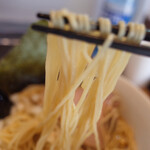 らーめん いのうえ - ストレート中細麺（ブレた）