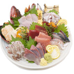 Assorted fresh fish from the farm (with sea urchin and salmon roe) for 3 to 4 people