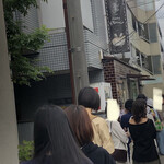 ラトリエ ドゥ プレジール - 並んでます。12:07