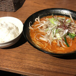 鉄板ダイニングZill - ユッケジャンラーメン(小ライス付き) 900円