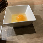 Sumibiyakiniku Inya - すき焼きカルビ用生卵　このぷっくり感伝わりますか