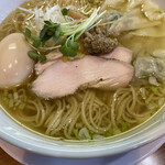 Uma Uma - 特製塩ラーメン 真ん中の黒っぽいのは椎茸のペーストだそう