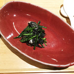 一碗水 - 墨汁炒韮花墨魚(泉州はりいか、花韮、イカ墨ソースで)