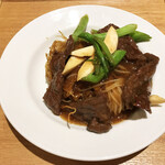 一碗水 - 両面黄牛肉茭白菜心(和牛もも肉、まこもだけ、ユーツァイの餡掛け焼きそば)