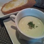 グリルキッチンブルー - アボカドの冷たいスープ。コラーゲンのせ。