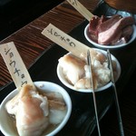 ホルモン三種盛り１２００円　ショウチョウ・シマチョウ・ハツ