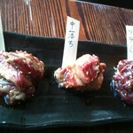 ホルモン 銀牙 - 赤味三種盛り１３００円　カイノミ・中オチ・ツラミ　