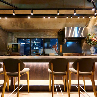 石造りの大きなカウンター席