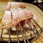 御幸町 田がわ - 炭火で焙る前のノドグロ。