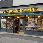 AUX BACCHANALES - この黄色い文字は目立つ