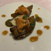 ウラノ - 蒸し鮑とジロール茸の素揚げ 鮑に味わいがありました。鮑の微妙な食感がいい。 ジロール茸。相性いいです。ソースが控えめなんですが、それが美味しいんです。