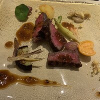 ウラノ - 和牛のステーキ 火入れがいい。適度の固さも好み。野菜は茄子、ジャガイモ、などでした。 このお皿もジュソース少なめなんだけど、ソースがとても美味しい。ちょうどいい量。 美しい盛り合わせ。