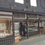 岩永 梅寿軒 - 流石の人気店です。朝イチ訪問で絶え間なくお店に誰かしらが立ち寄っています(撮影許可承諾済)