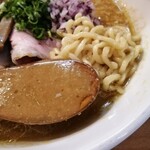 Sagamihara 欅 - さらっとした生姜風味の味噌スープ。中太の自家製麺は縮れています。