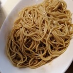 Sagamihara 欅 - 底にある乾物魚介系の醤油だれと良く混ぜ、そのままでも、残ったスープにつけ麺にしてでも。かためオーダーならパツパツとした歯切れ。